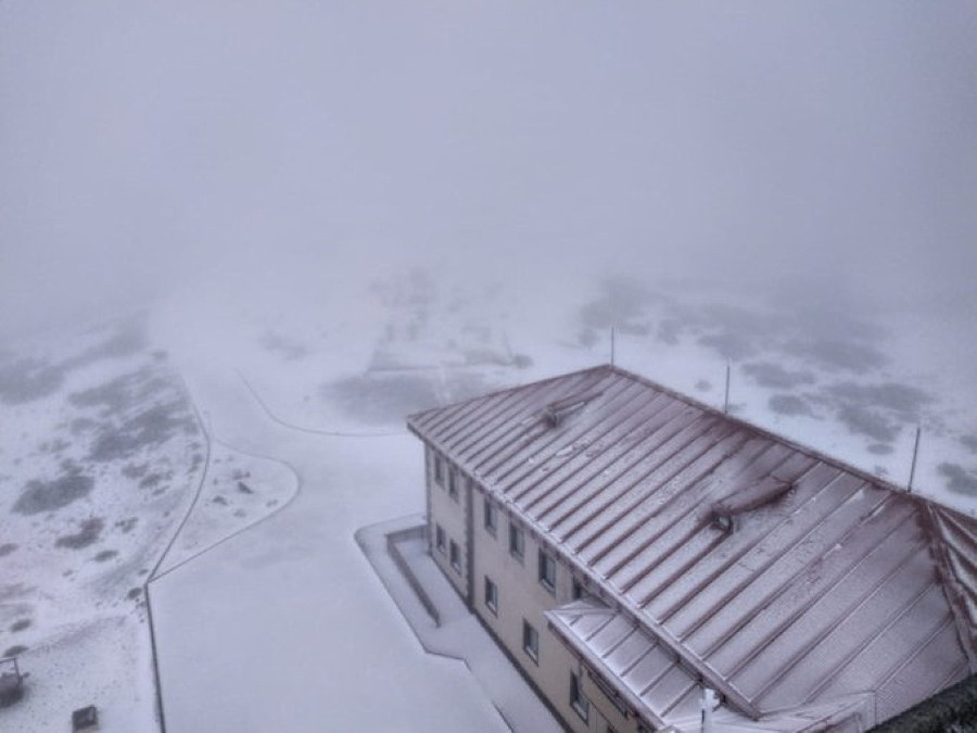 Una buena nevada cubre el Teide en medio del estado de alarma