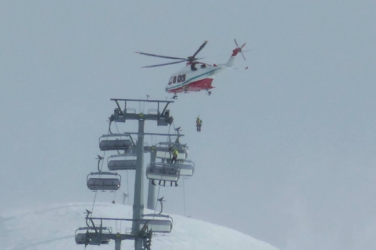 Rescatados 27 esquiadores en helicóptero de un telesilla en Cervinia
