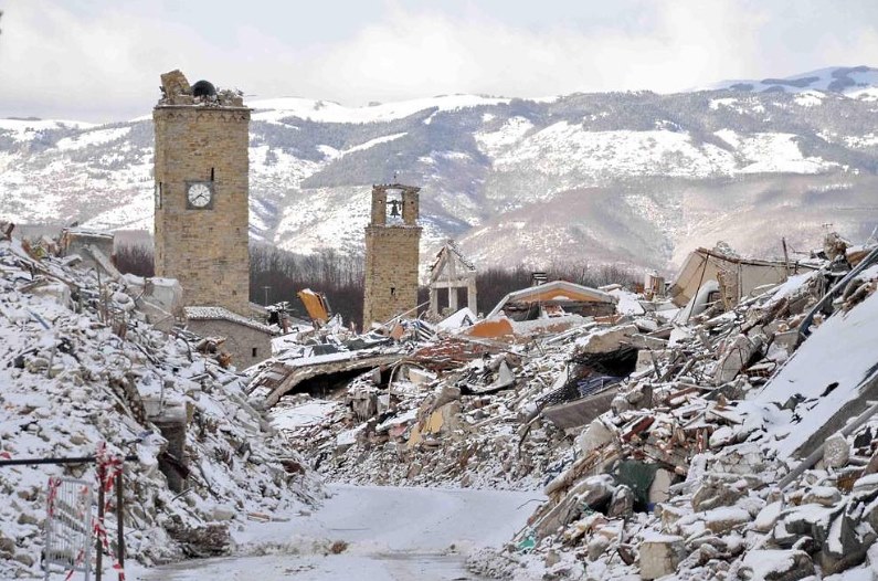 El centro de Italia sacudido por un terremoto que se suma a los dos metros de nieve que acumulan