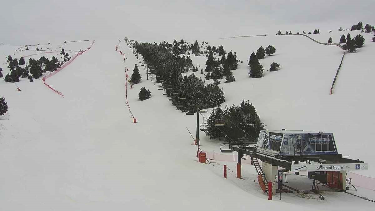 Las estaciones de esquí reciben nevadas que el coronavirus no permite aprovechar