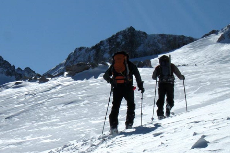 Dos esquiadores de montaña atrapados por el viento y la nieve cerca de Astún