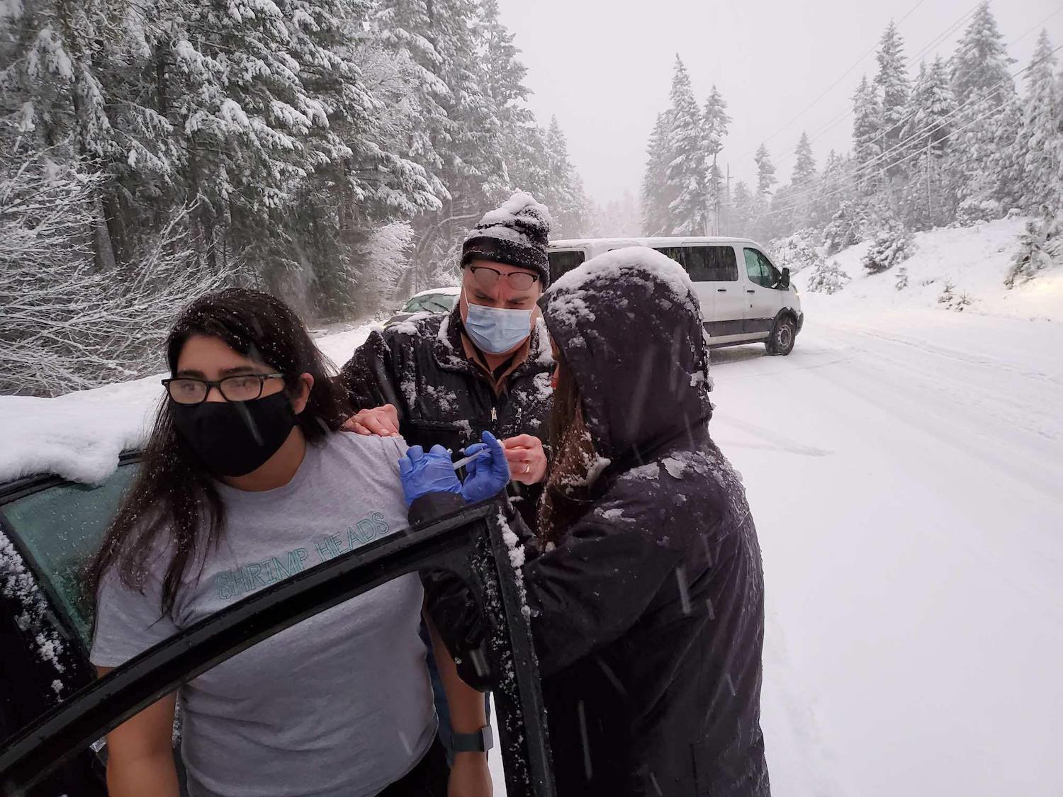 Vacunación exprés a conductores atrapados en la nieve para evitar que se estropeen las dosis