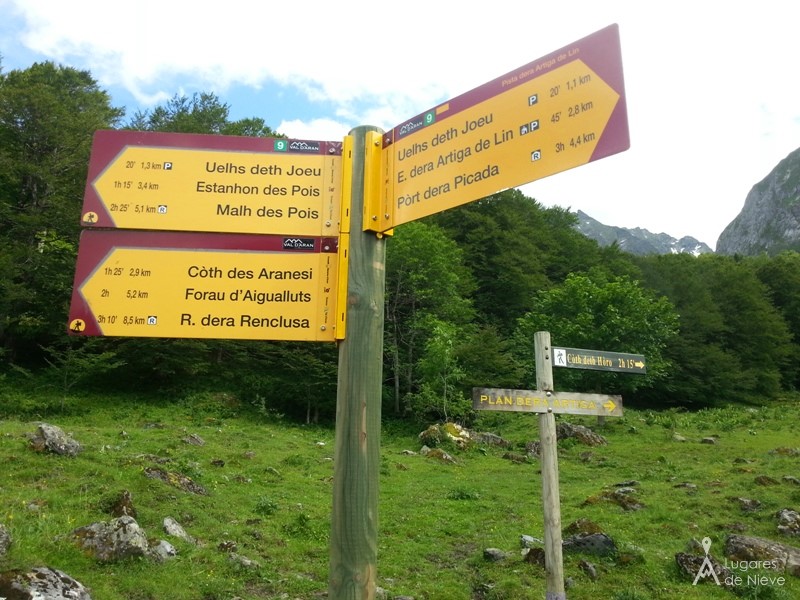 Rótulos en la Val d'Aran. Todos los senderos y caminos del valle están muy bien señalizados y en buen estado de mantenimiento