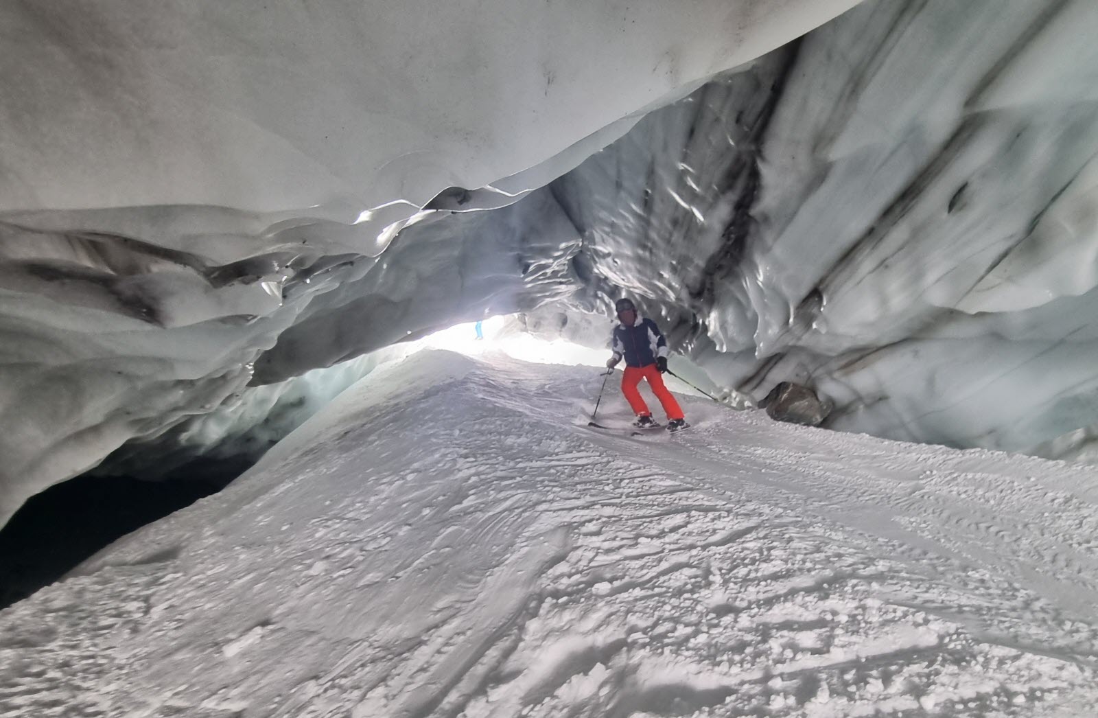 Por primera vez, es posible esquiar en el interior de una cueva del glaciar de Val Thorens