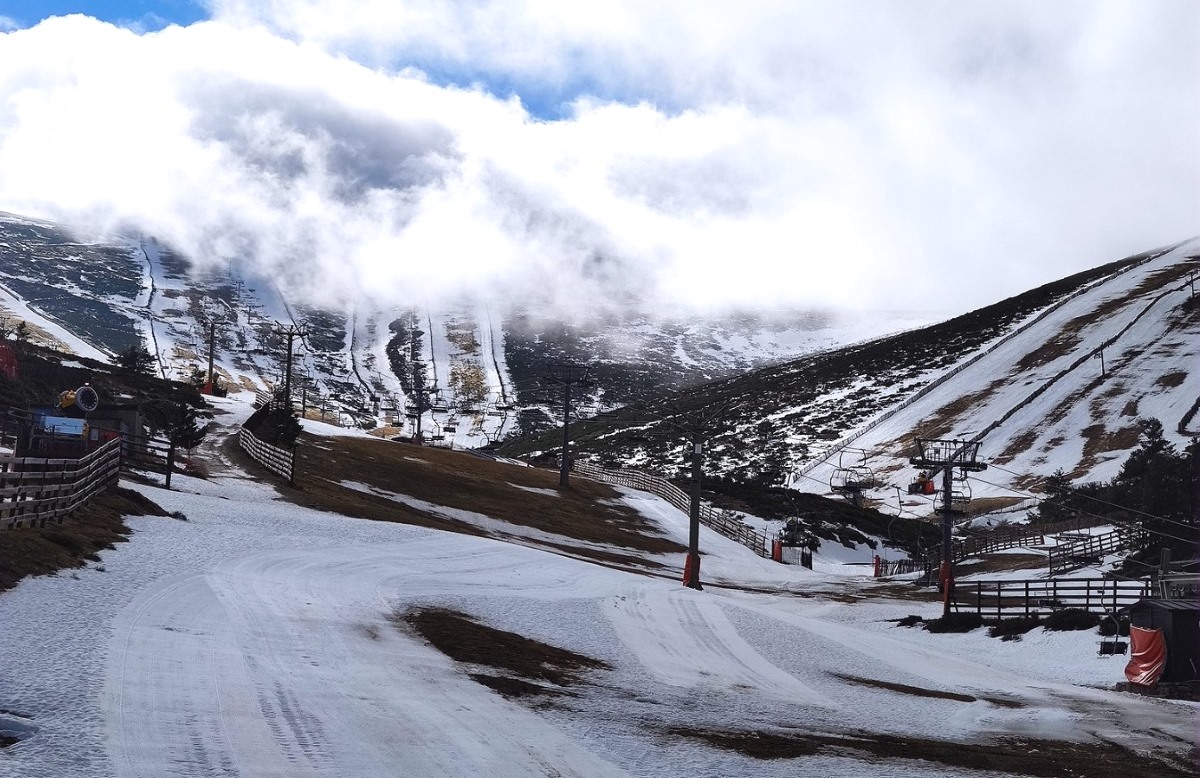 Las lluvias se llevan la nieve de Valdesquí, Navacerrada y La Pinilla y tienen que cerrar