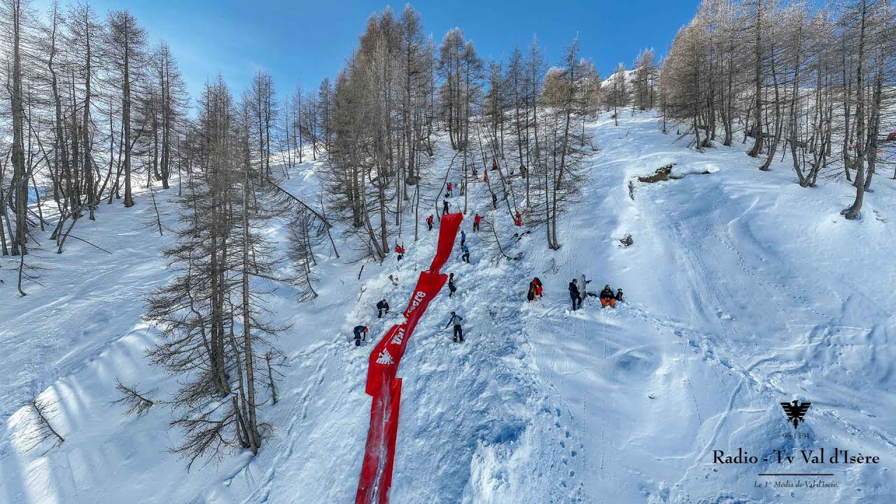 Los pisteros de Val d’Isère rellenan con palas algunas pistas cuando tienen 2 metros de nieve