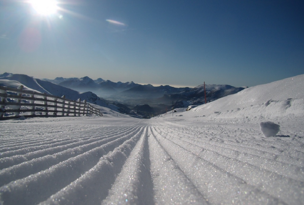 Valgrande-Pajares y Fuentes de Invierno siguen esquiando a pesar del mal tiempo