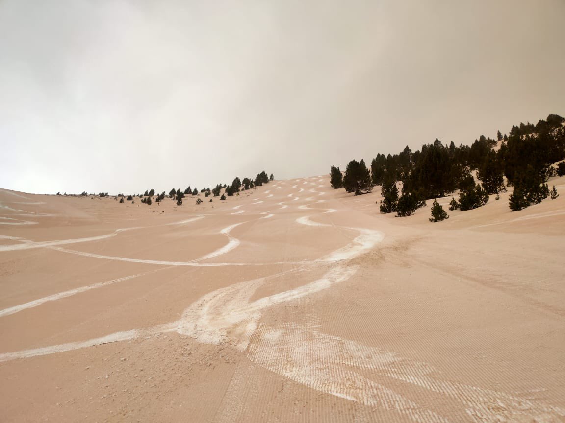 Fotos y vídeos: Las impactantes imágenes del Pirineo marrón por el polvo del Sáhara