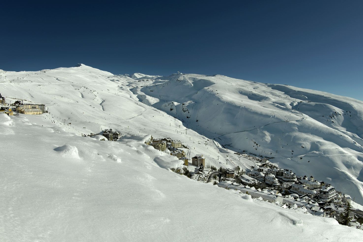 Sierra Nevada reabre mañana con 50 kilómetros de pistas y nieve polvo en las zonas altas