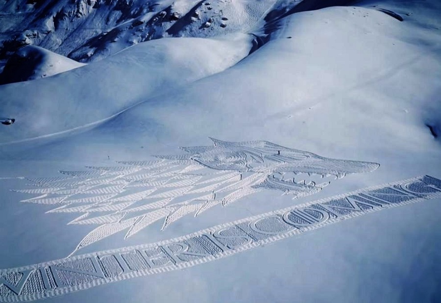 El gigantesco Lobo Huargo de Lord Simon "Snow" aparece en la estación francesa de Les Arcs