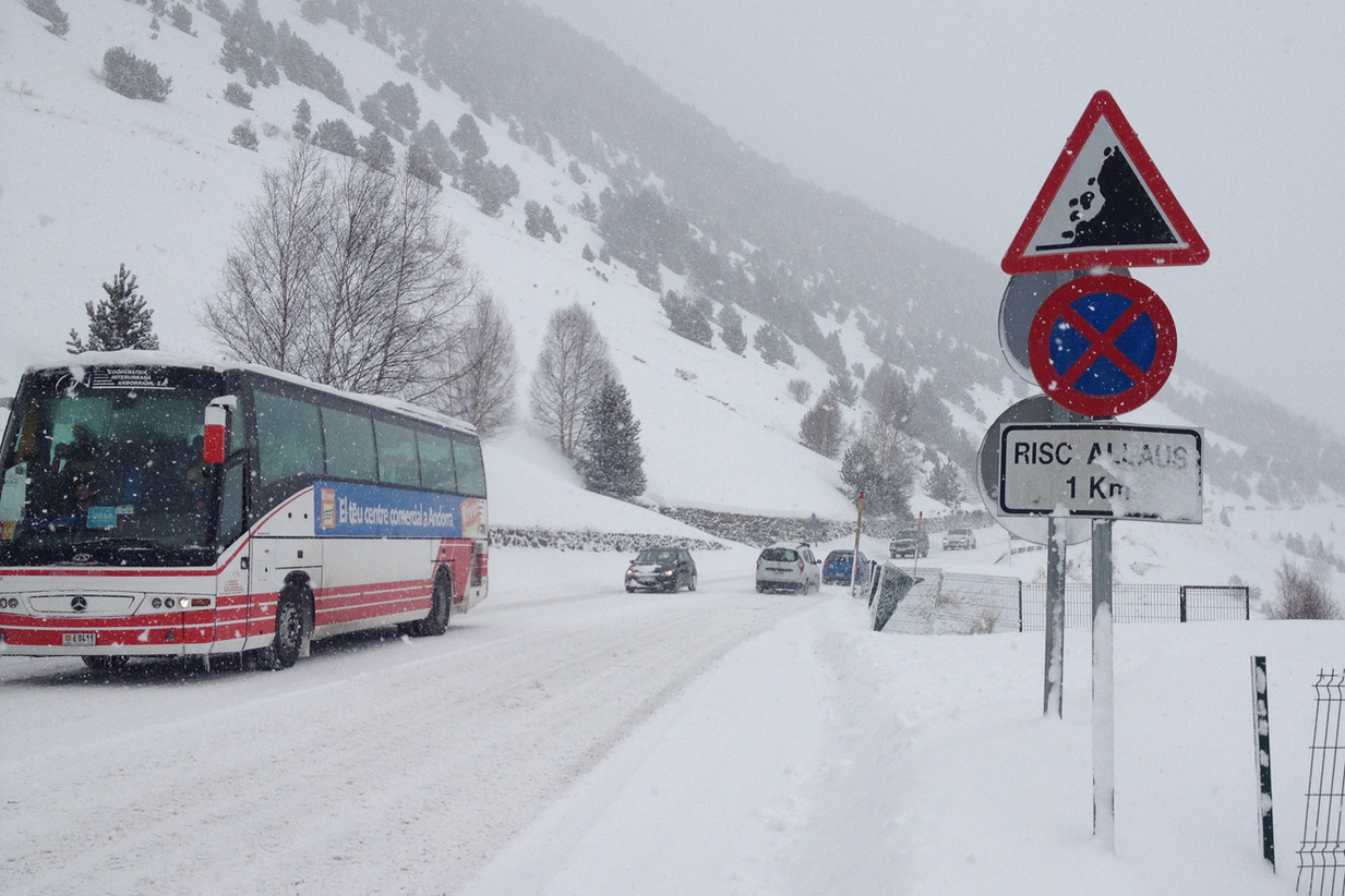 Desalojan una urbanización en Andorra y cortan la carretera a partir de Soldeu por el extremo peligro de aludes