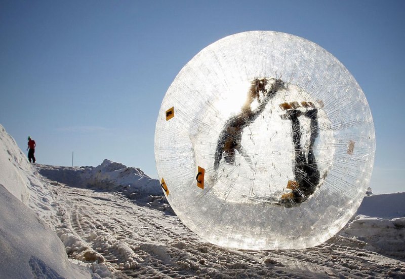 Zorbing mortal: una esfera con dos jóvenes rusos acabó despeñándose en el Cáucaso