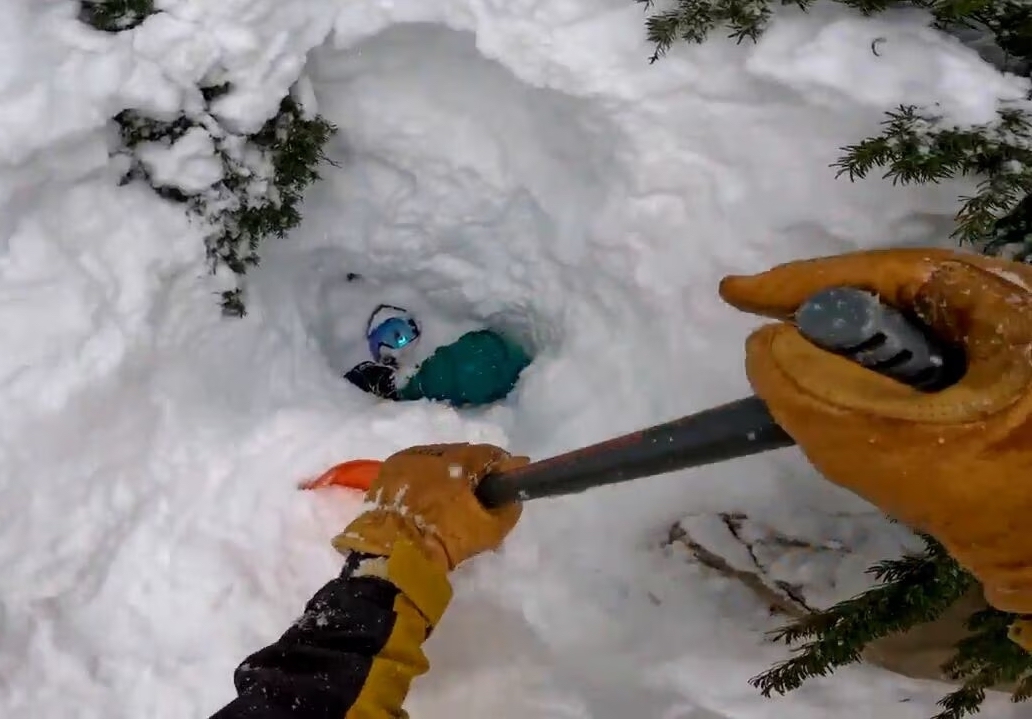 Dramático rescate de un snowboarder enterrado en la nieve por un esquiador en Mt. Baker